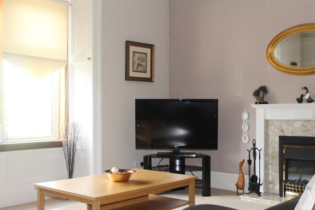 St Leonard'S Self Catering Apartment Largs Room photo